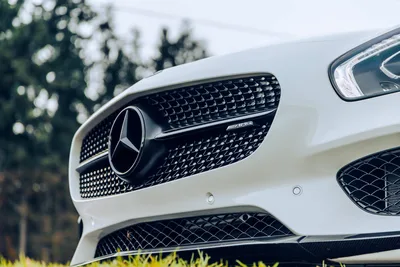 Mercedes-AMG White Sports Car Front Grille Detail - free wallpaper 6720×4480