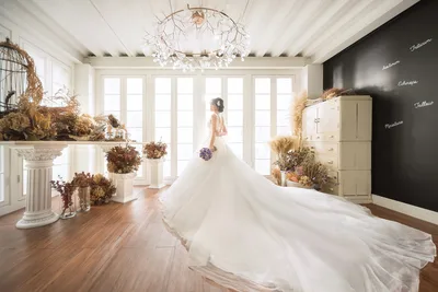 Bride in Wedding Dress with Train in Modern Studio - free people & portraits wallpaper 2048×1367