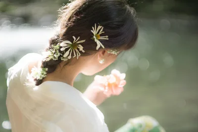 Woman with Floral Hair Braid Holding Flowers - free people & portraits wallpaper 2048×1365