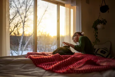 Child at Window Watching Winter Sunset - free wallpaper 6016×4016