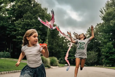 Children Flying Kites in a Park on Overcast Day - free people & portraits wallpaper 6144×4095