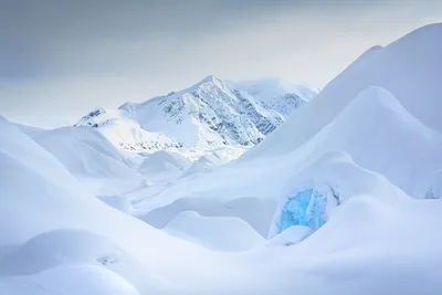 Snow-Covered Mountains and Glacial Valley Vista - free wallpaper 6144×4096