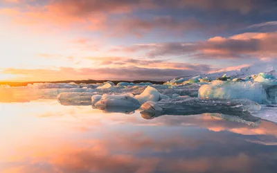 Icebergs Floating in Glacial Lake at Golden Sunset - free wallpaper 6144×3840