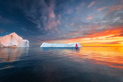 Sailboat Among Icebergs at Sunset - free wallpaper 6144×4096
