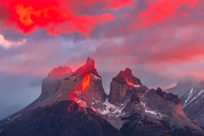 Volcanic Peak at Sunset with Lava Flow - free wallpaper 6144×4096