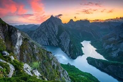Alpine Lake Valley at Sunset with Dramatic Mountain Peaks - free wallpaper 6144×4096