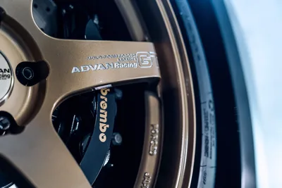 Close-Up of Gold ADVAN Racing Wheel with Black Center Cap - free cars & vehicles wallpaper 6000×4000