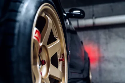 Gold Performance Wheel on Dark Sports Car - free cars & vehicles wallpaper 6000×4000