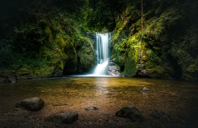 Mossy Waterfall in Lush Forest Canyon - free landscapes wallpaper 5791×3742