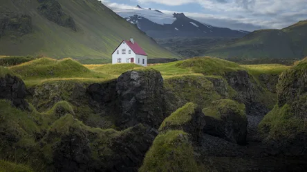 Icelandic House in Moss-Covered Lava Field Valley - free landscapes wallpaper 3600×2025
