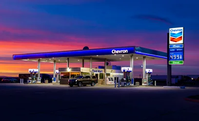 Chevron Gas Station at Twilight with Dramatic Sky - free cars & vehicles wallpaper 5120×3139