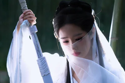 Warrior Woman in White with Traditional Sword - free people & portraits wallpaper 3888×2592