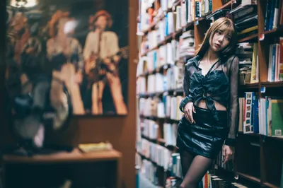 Woman in Library Among Bookshelves - free people & portraits wallpaper 3000×1992