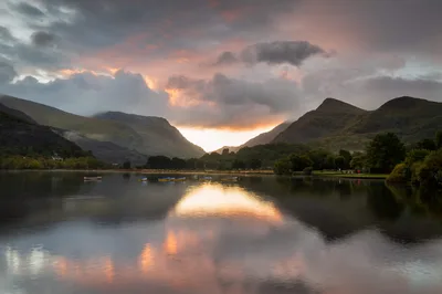Mountain Lake Valley at Sunset with Moored Boats - free wallpaper 6063×4040