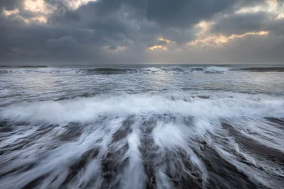 Dramatic Ocean Waves Under Cloudy Sky at Dusk - free wallpaper 6124×4083