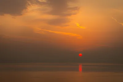 Red Sun Setting Over Calm Waters at Dusk - free landscapes wallpaper 6240×4160