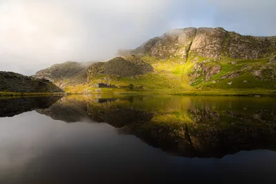 Mountain Lake Reflection with Ruins and Misty Peaks - free landscapes wallpaper 6240×4160