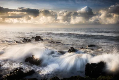 Dramatic Coastal Waves Crashing Against Rocky Shore - free wallpaper 5771×3847