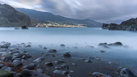 Coastal Town Bay With Rocky Shores and Mountains - free landscapes wallpaper 3600×2025