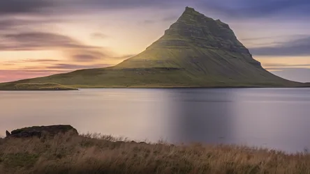 Kirkjufell Mountain at Sunset Over Icelandic Waters - free landscapes wallpaper 2048×1152