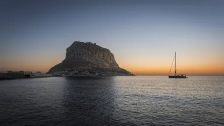 Sailboat at Sunset Near Rocky Island Fortress - free landscapes wallpaper 2048×1152