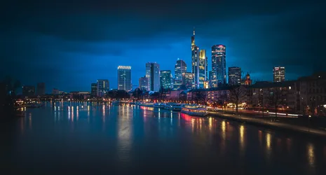Frankfurt Skyline at Twilight with River Reflection - free city & urban wallpaper 5824×3131