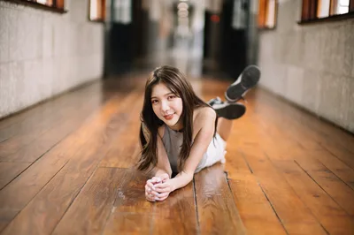 Young Woman Posing on Wooden Floor in Hallway - free people & portraits wallpaper 4000×2657