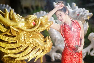 Woman in Red Áo Dài with Golden Dragon Sculpture - free wallpaper 2048×1365