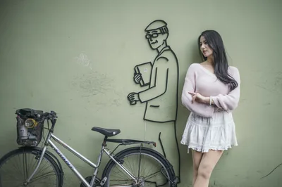 Woman Posing With Bicycle Next to Street Art - free people & portraits wallpaper 4000×2658