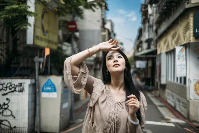 Woman Shielding Eyes in Urban Alleyway - free people & portraits wallpaper 4000×2667