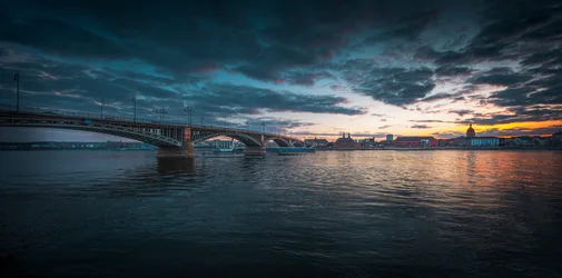 Iron Bridge at Sunset Over River with City Skyline - free landscapes wallpaper 6000×2967