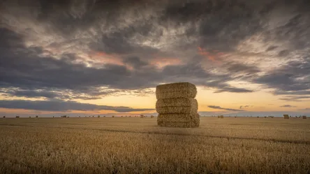 Hay Bale in Harvested Field at Sunset - free wallpaper 3600×2025