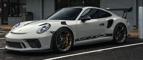 White Porsche GT3 RS in Urban Elegance - free wallpaper 3440×1440