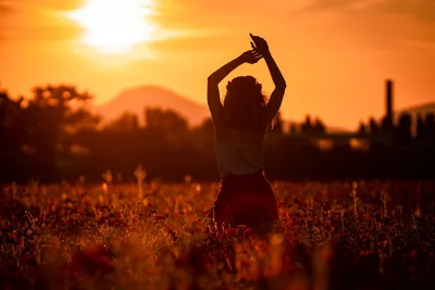 Silhouetted Figure Making Heart Shape at Sunset - free people & portraits wallpaper 7680×5119