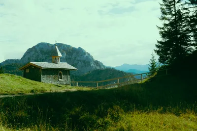 Alpine Chapel in Bavarian Mountains - free landscapes wallpaper 6000×4000