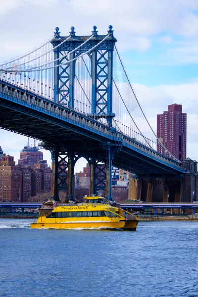 Yellow Ferry Under Manhattan Bridge - free architecture wallpaper 4000×6000