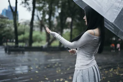 Woman With Umbrella in Rainy Park - free people & portraits wallpaper 4000×2658