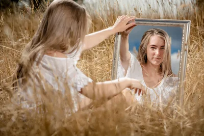 Girl Holding Mirror in Golden Wheat Field - free people & portraits wallpaper 2048×1367