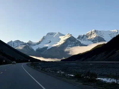 Mountain Valley Road in Banff, Canada - free landscapes wallpaper 2048×1536