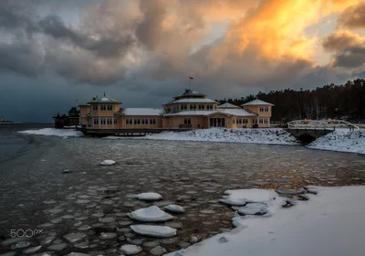 Winter Palace by the Frozen Shore in Sweden - free wallpaper 2048×1435