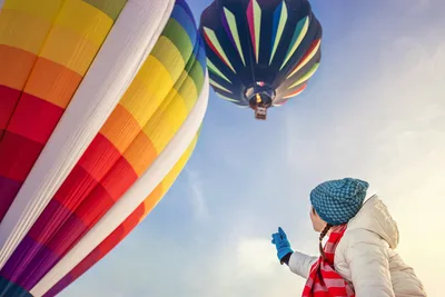 Child Watching Hot Air Balloons in Sky - free people & portraits wallpaper 6000×4000