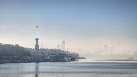 Waterfront Tower and City Skyline in Morning Mist - free city & urban wallpaper 7680×4320