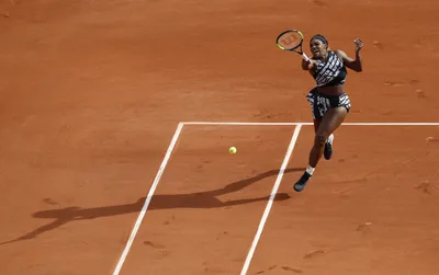 Tennis Player Executing Forehand on Clay Court - free sports wallpaper 4721×2967
