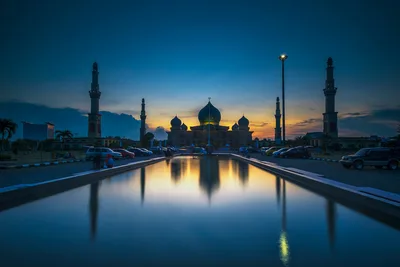 Golden Dome Mosque at Twilight with Reflecting Pool - free city & urban wallpaper 2048×1365