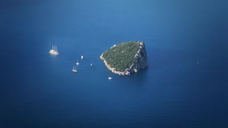 Island Anchorage with Sailing Vessels in Deep Blue Sea - free landscapes wallpaper 1920×1080