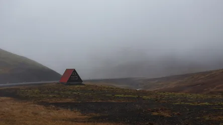 Solitary Cabin in the Misty Mountains - free landscapes wallpaper 4819×2711