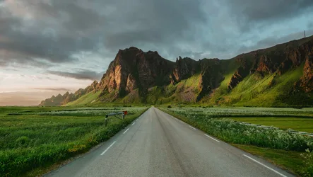 Norwegian Mountain Road at Dusk - free landscapes wallpaper 4096×2310