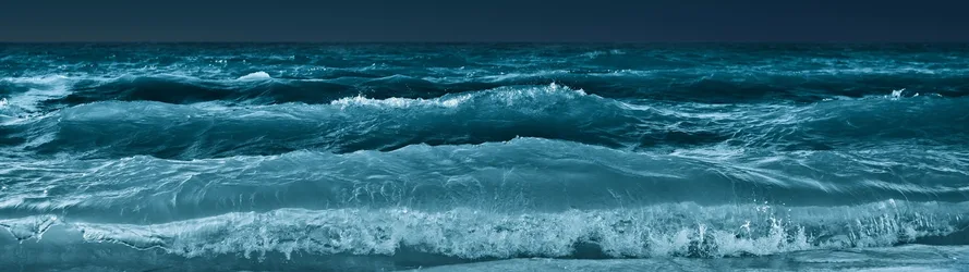 Ocean Waves Crashing on the Shore - free wallpaper 3840×1080