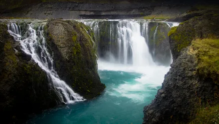 Cascading Waterfalls Into Turquoise Pool Canyon - free landscapes wallpaper 6144×3498