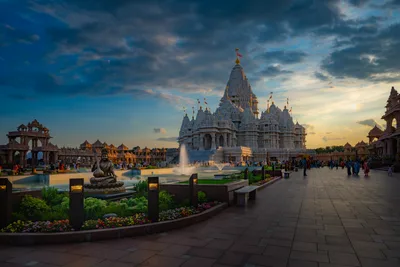 Hindu Temple Complex at Golden Hour with Fountain - free city & urban wallpaper 4743×3162